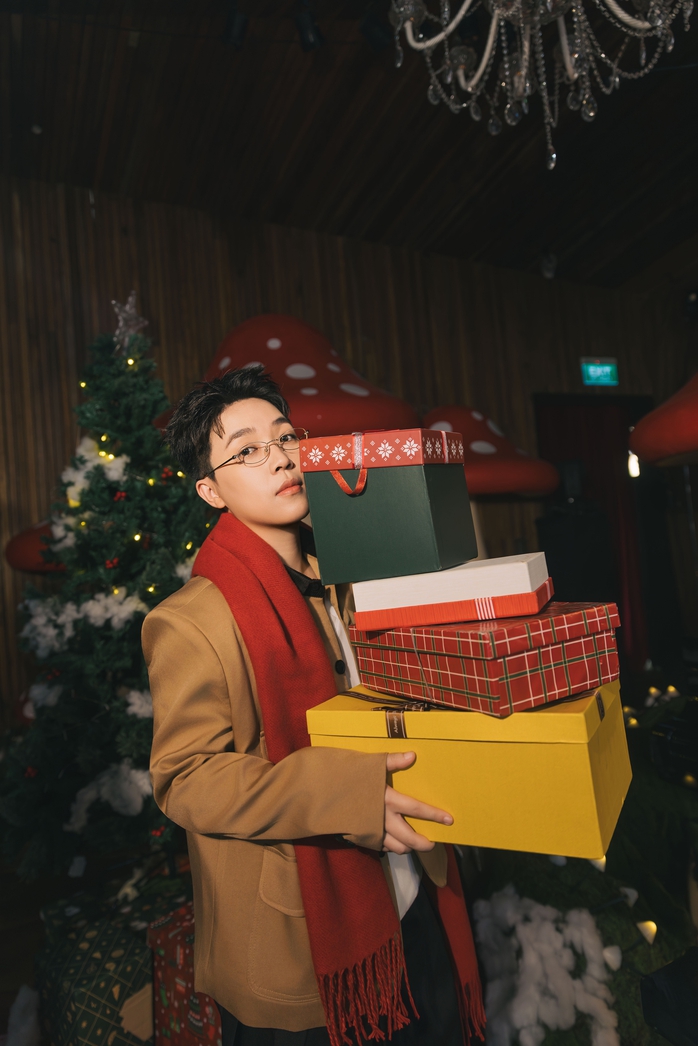 Kai Đinh cưới vợ nhưng khán giả "lời": hết EP nhạc cưới đến nhạc Giáng sinh - Ảnh 2.