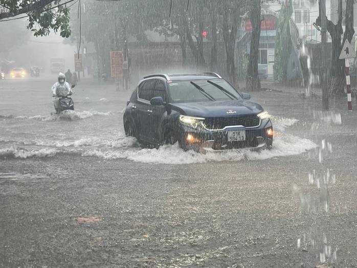 Mưa lớn dồn dập, nhiều nơi tại Khánh Hòa ngập cục bộ, sạt lở taluy - Ảnh 3.