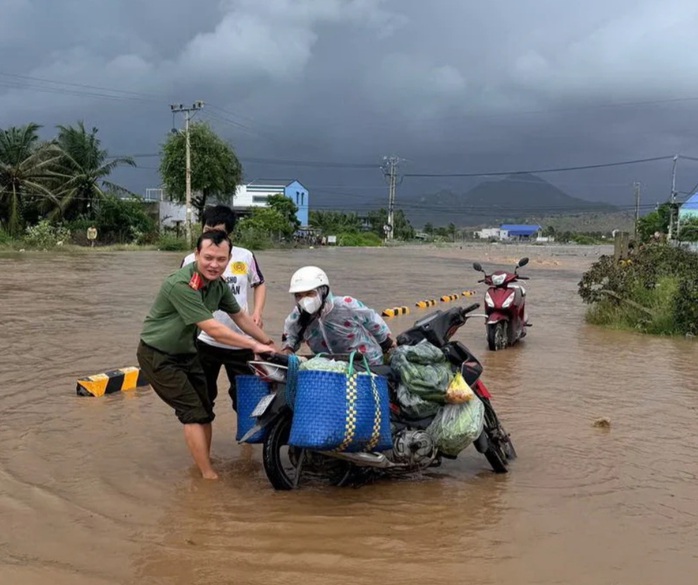 Mưa lớn dồn dập, nhiều nơi tại Khánh Hòa ngập cục bộ, sạt lở taluy - Ảnh 2.