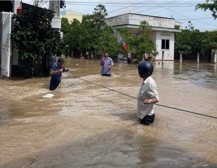 Mưa lớn dồn dập, nhiều nơi tại Khánh Hòa ngập cục bộ, sạt lở taluy - Ảnh 1.