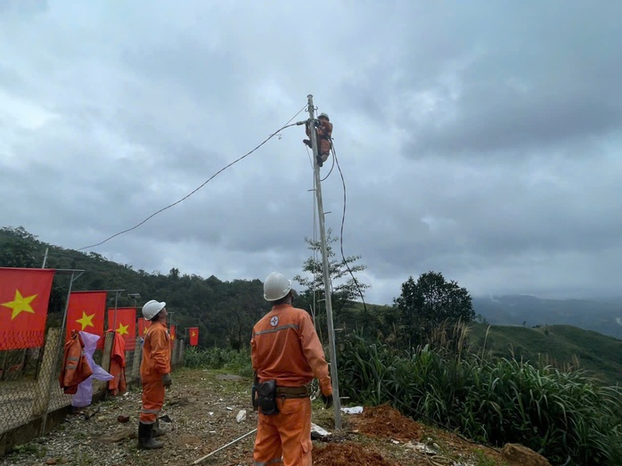 Nỗ lực đưa điện về thôn 6, xã Trà Leng trong những ngày cuối năm 2025 - Ảnh 2.