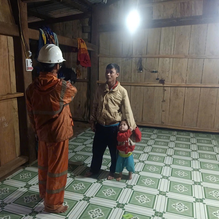 Nỗ lực đưa điện về thôn 6, xã Trà Leng trong những ngày cuối năm 2025 - Ảnh 1.