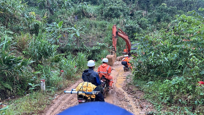 Nỗ lực đưa điện về thôn 6, xã Trà Leng trong những ngày cuối năm 2025 - Ảnh 4.