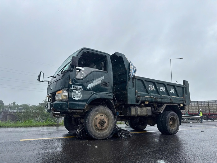 Clip: 2 xe máy vượt đèn đỏ nút giao cao tốc, 1 người bị xe tải đâm tử vong - Ảnh 1.