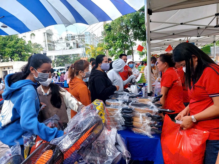 Chợ Tết Công đoàn trực tuyến chi 100 tỉ đồng hỗ trợ đoàn viên - Ảnh 1.