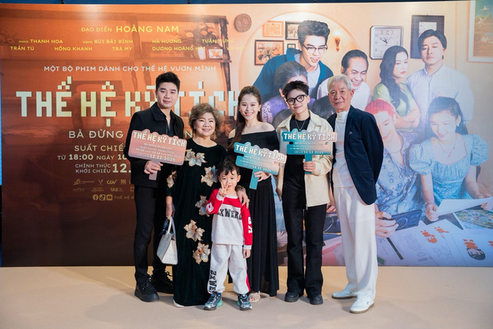 Lần đầu lấn sân điện ảnh, NSND Thanh Hoa được cả nhà chúc mừng - Ảnh 1.