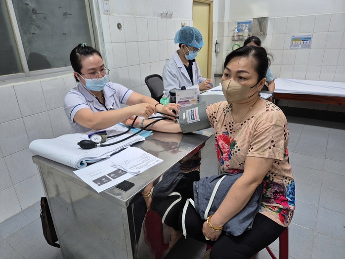 Từ 15-5, lương đ&oacute;ng BHYT cho người lao động thấp hơn mức quy định bị xử phạt ra sao? - Ảnh 1.