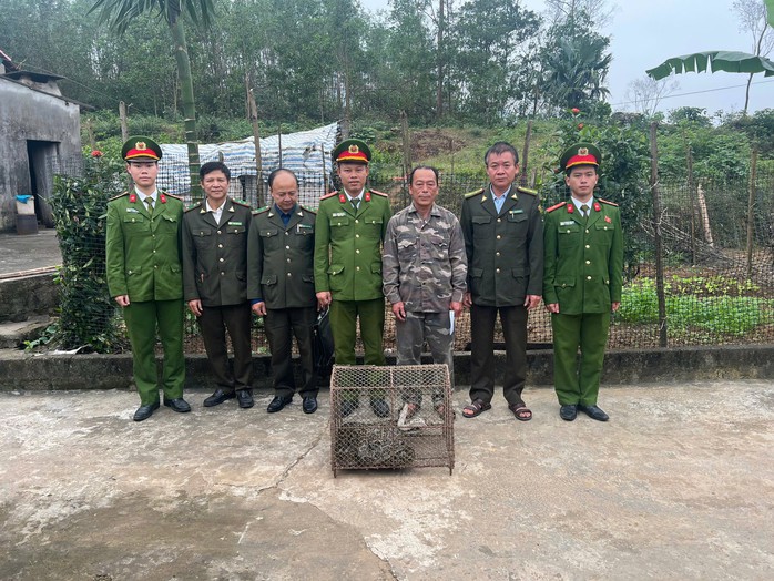 Liên tiếp phát hiện trăn đất “khủng” bò lạc vào nhà dân - Ảnh 2. Liên tiếp phát hiện trăn đất “khủng” bò lạc vào nhà dân - Ảnh 2.
