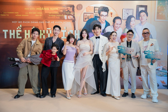 Lần đầu lấn sân điện ảnh, NSND Thanh Hoa được cả nhà chúc mừng - Ảnh 4.