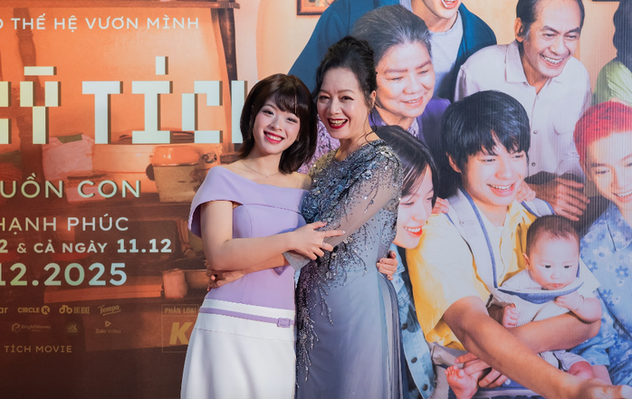 Lần đầu lấn sân điện ảnh, NSND Thanh Hoa được cả nhà chúc mừng - Ảnh 2.