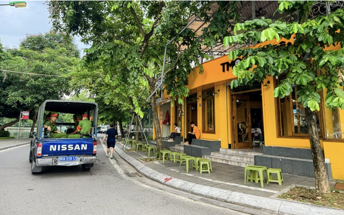 Hà Nội ra quân giành lại vỉa hè và lòng đường cho người đi bộ - Ảnh 1. Hà Nội ra quân giành lại vỉa hè và lòng đường cho người đi bộ - Ảnh 1.