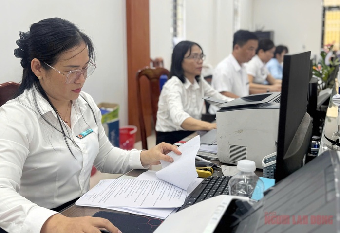 Đà Nẵng triển khai chính sách thu nhập cán bộ tăng thêm gần 5 triệu đồng / tháng - Ảnh 2. Đà Nẵng triển khai chính sách thu nhập cán bộ tăng thêm gần 5 triệu đồng / tháng - Ảnh 2.