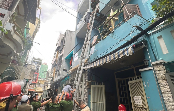 Cháy nhà TPHCM: Cảnh sát cứu 2 người thoát khỏi lửa dữ - Ảnh 1. Cháy nhà TPHCM: Cảnh sát cứu 2 người thoát khỏi lửa dữ - Ảnh 1.