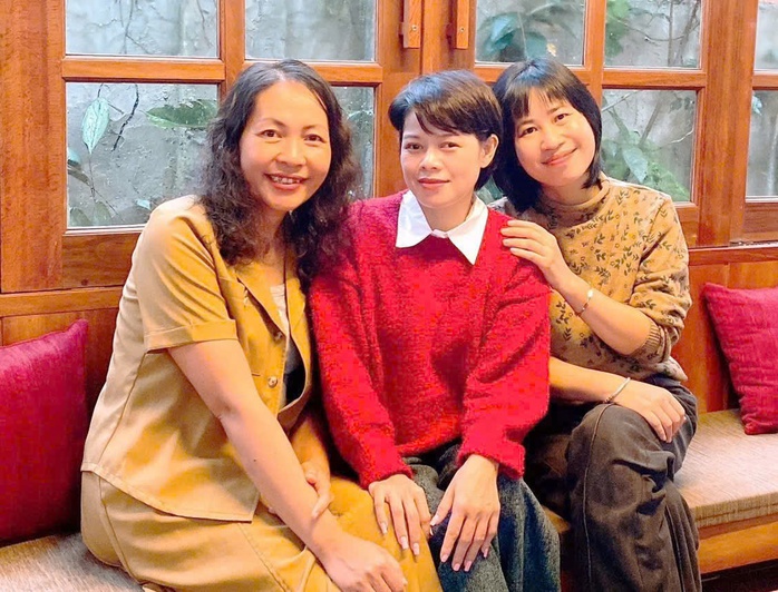 Ba nữ họa sĩ mang hoa xuống phố - Ảnh 1.