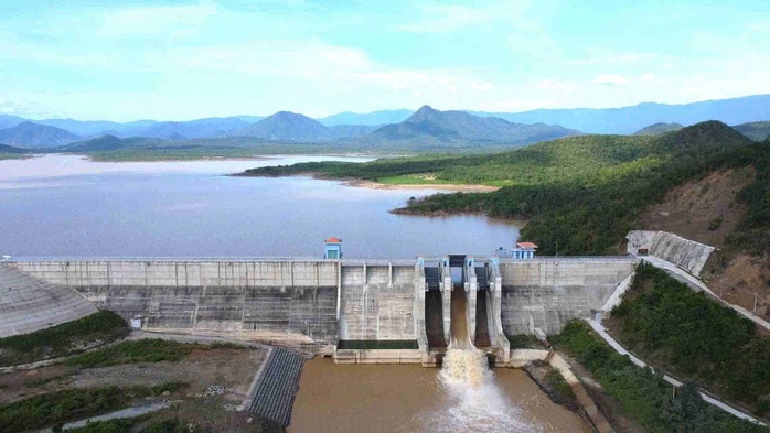 Công an vào cuộc xác minh vụ hồ chứa nước hơn 1.000 tỉ đồng vừa khánh thành đã nứt, thấm nước - Ảnh 1.