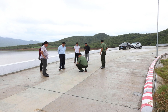 Công an vào cuộc xác minh vụ hồ chứa nước hơn 1.000 tỉ đồng vừa khánh thành đã nứt, thấm nước - Ảnh 3.