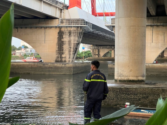Công an TPHCM tìm kiếm người đàn ông nhảy cầu Bình Lợi xuống sông Sài Gòn - Ảnh 1. Công an TPHCM tìm kiếm người đàn ông nhảy cầu Bình Lợi xuống sông Sài Gòn - Ảnh 1.