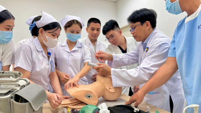 Lời cảnh báo từ bác sĩ cấp cứu sau vụ bé gái 3 tuổi tử vong vì sặc thức ăn tại nhà trẻ - Ảnh 2.