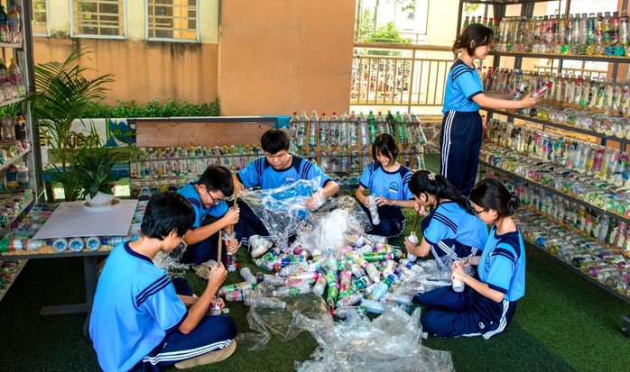 Nhựa tái chế lên kệ hàng, người tiêu dùng vẫn "mù mờ" khi chọn mua - Ảnh 1.