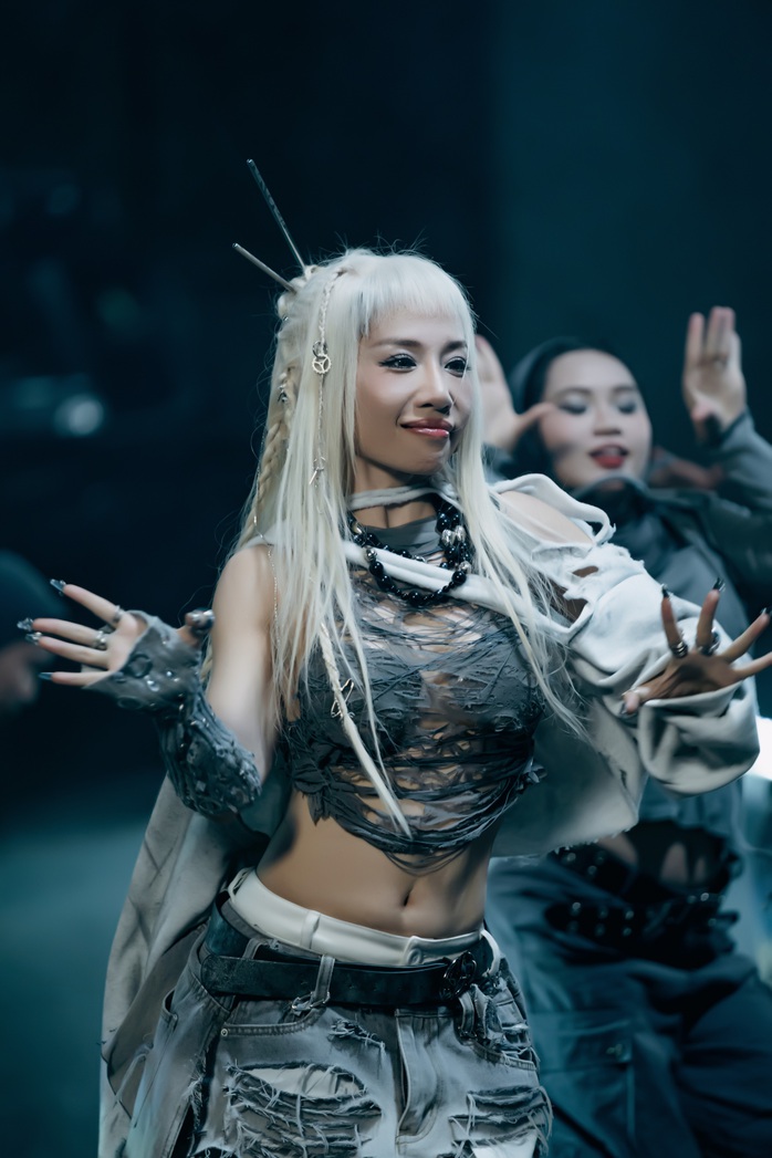 Giọng ca Thu cuối, Hằng BingBoong trở lại sau thời gian "mất tích" - Ảnh 1.