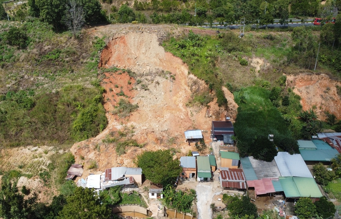 Lâm Đồng: San gạt để khắc phục sạt lở tại khu đồi 35 ha - Ảnh 1.