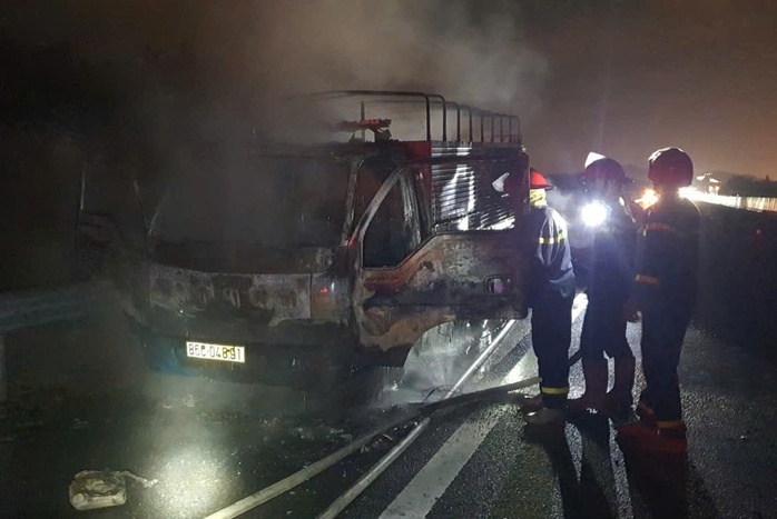 Xe tải bốc cháy dữ dội trên tuyến cao tốc Phan Thiết – Dầu Giây, phải phân luồng giao thông - Ảnh 1.