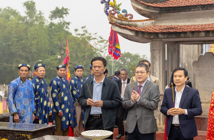 Điều chưa kể về ngôi đền Song Trung và mộ hai cha con công thần thời Hậu Lê ở Quảng Trị - Ảnh 2. Điều chưa kể về ngôi đền Song Trung và mộ hai cha con công thần thời Hậu Lê ở Quảng Trị - Ảnh 2.