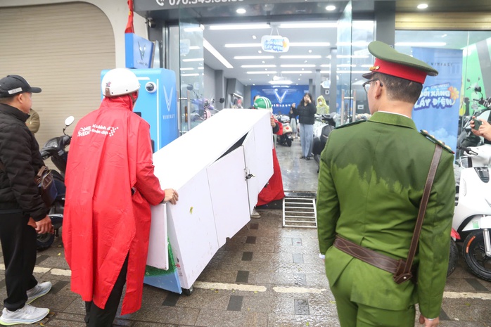 TP Hà Nội ra quân lập lại trật tự đô thị, giành lại vỉa hè lòng đường ở 126 xã, phường - Ảnh 2.