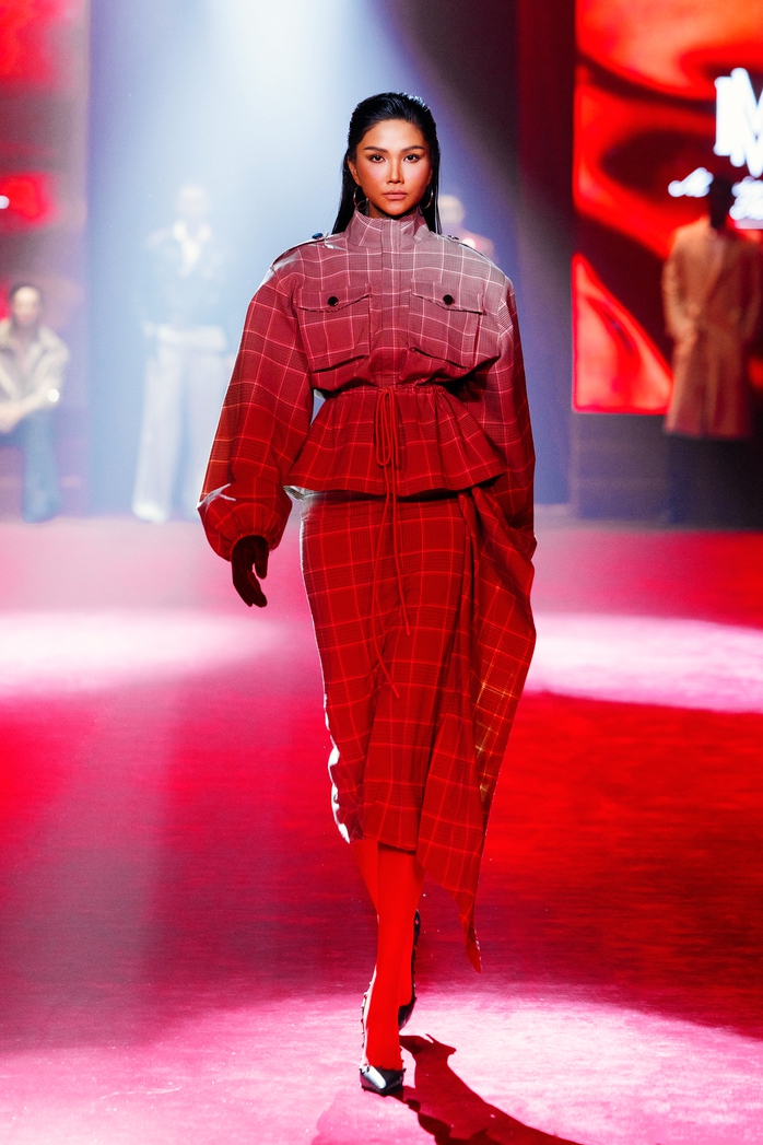 H'Hen Niê thần thái mở màn cho Extra men show - Ảnh 6.