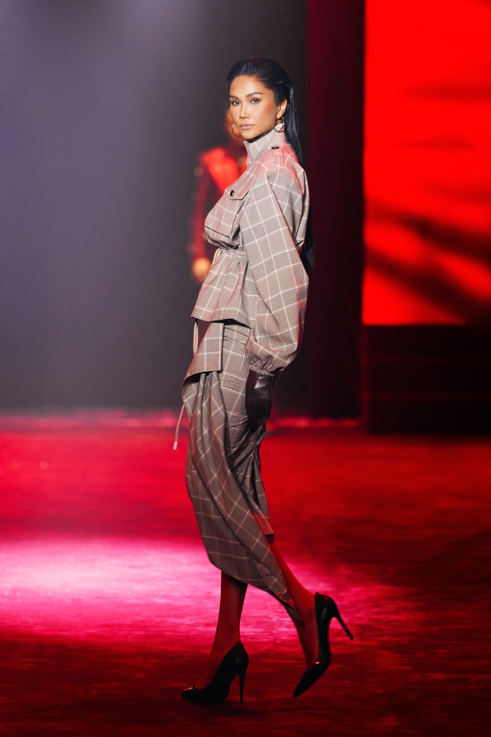 H'Hen Niê thần thái mở màn cho Extra men show - Ảnh 4.