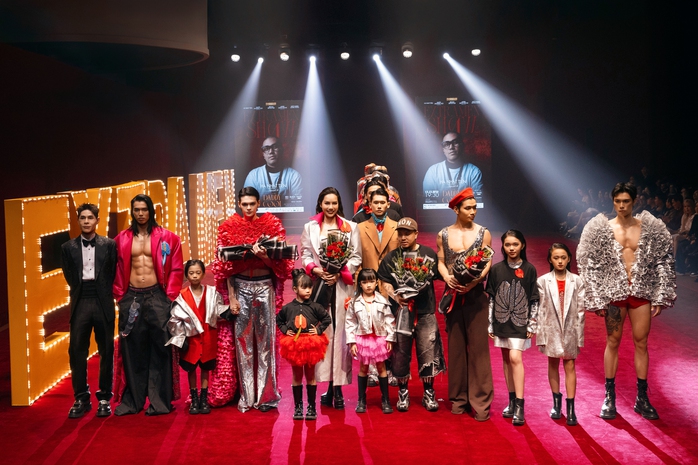 H'Hen Niê thần thái mở màn cho Extra men show - Ảnh 1.