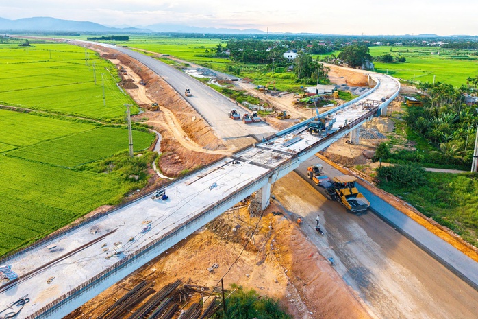 ĐỘT PHÁ HẠ TẦNG, KIẾN TẠO VỊ THẾ (*): Trục kết nối kinh tế mới của miền Trung - Ảnh 2. ĐỘT PHÁ HẠ TẦNG, KIẾN TẠO VỊ THẾ (*): Trục kết nối kinh tế mới của miền Trung - Ảnh 1.