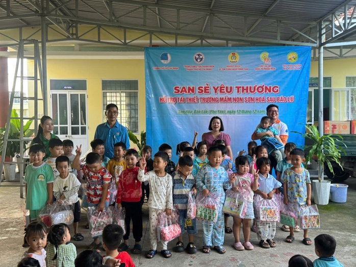 Tài xế xe ôm TPHCM góp tiền tặng quà học sinh vùng lũ - Ảnh 1.