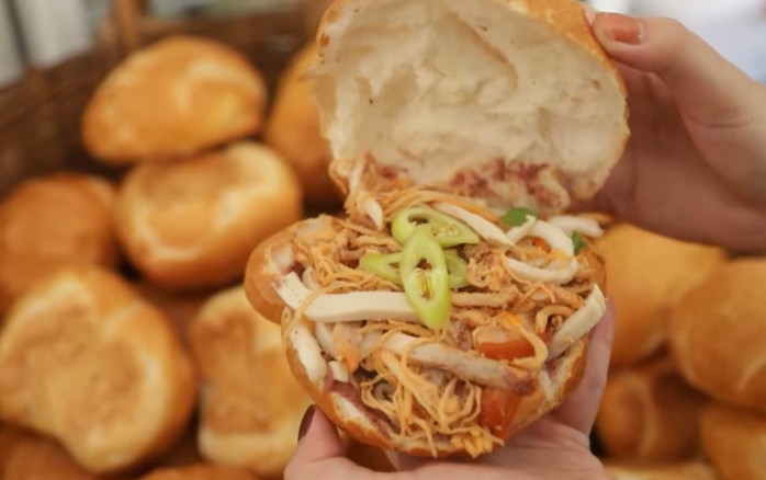 Sau ăn bánh mì, nhiều người ở Quảng Ngãi phải nhập viện cấp cứu - Ảnh 1.