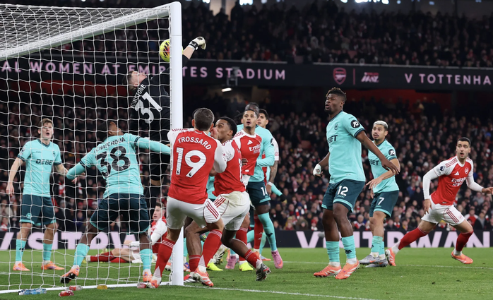 Arsenal thắng bằng hai bàn đá phản, vững ngôi đầu Ngoại hạng - Ảnh 3.