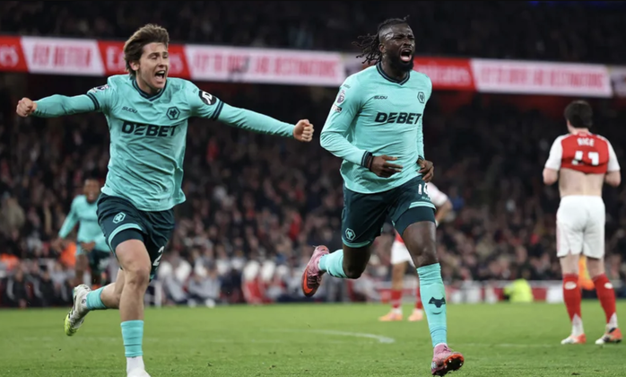 Arsenal thắng bằng hai bàn đá phản, vững ngôi đầu Ngoại hạng - Ảnh 5.