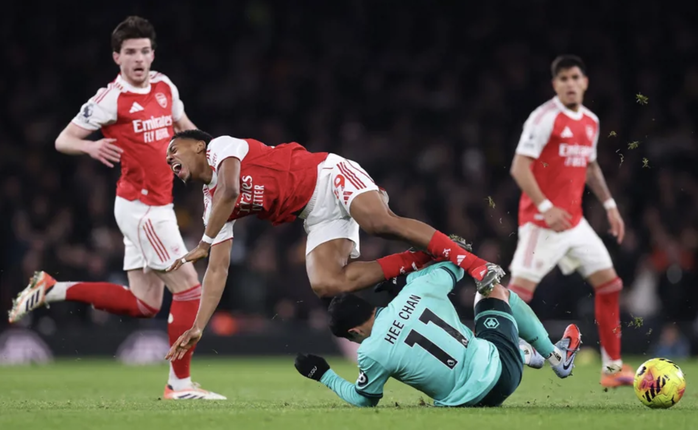 Arsenal thắng bằng hai bàn đá phản, vững ngôi đầu Ngoại hạng - Ảnh 2.