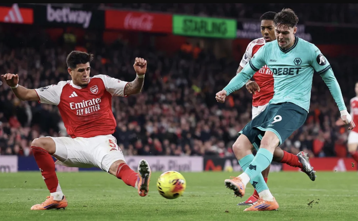 Arsenal thắng bằng hai bàn đá phản, vững ngôi đầu Ngoại hạng - Ảnh 1.