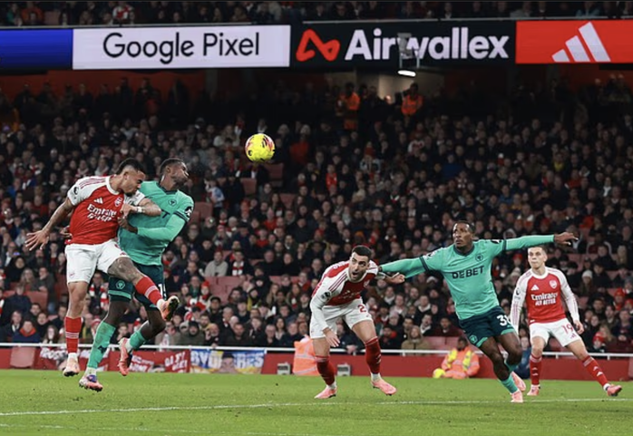 Arsenal thắng bằng hai bàn đá phản, vững ngôi đầu Ngoại hạng - Ảnh 6.