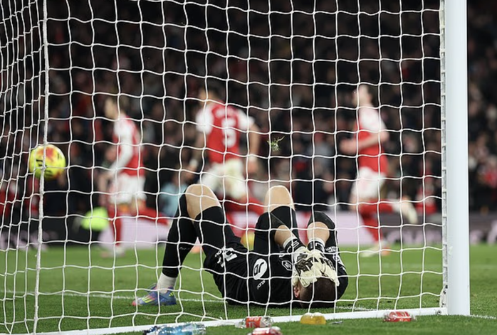 Arsenal thắng bằng hai bàn đá phản, vững ngôi đầu Ngoại hạng - Ảnh 4.