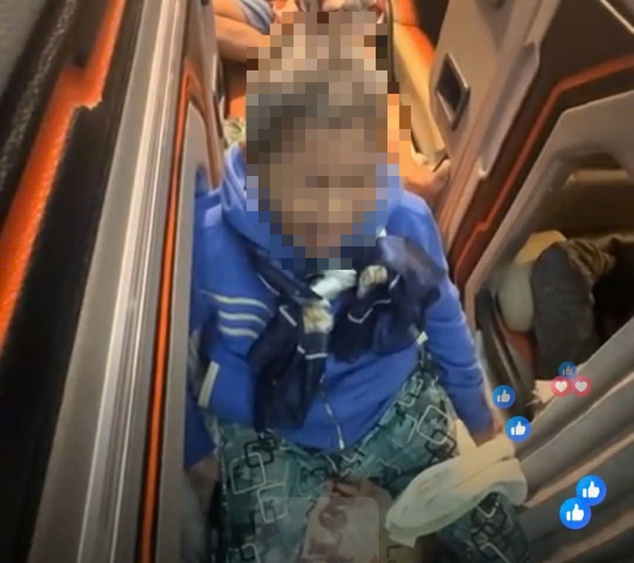 Đoạn clip người mẹ già khóc nức nở trên xe khách gây xôn xao cộng đồng mạng - Ảnh 1.