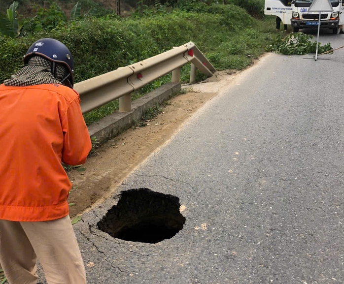 Xuất hiện hố sụt trên Quốc lộ 49, người tham gia giao thông cần chú ý - Ảnh 1.