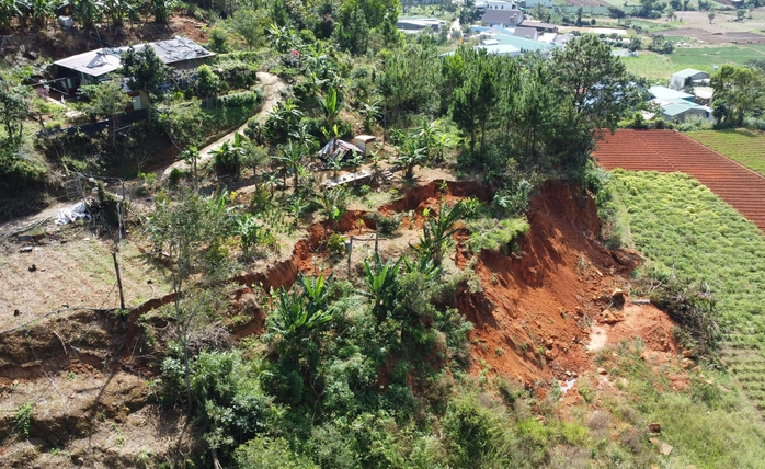 Lâm Đồng: San gạt để khắc phục sạt lở tại khu đồi 35 ha - Ảnh 3.