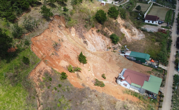 Lâm Đồng: San gạt để khắc phục sạt lở tại khu đồi 35 ha - Ảnh 2.