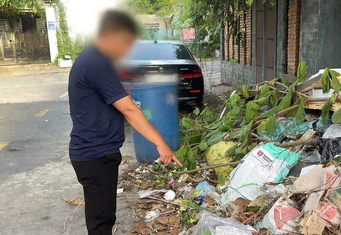 TPHCM: Xử phạt 2 người đàn ông do bỏ rác sai quy định - Ảnh 2.