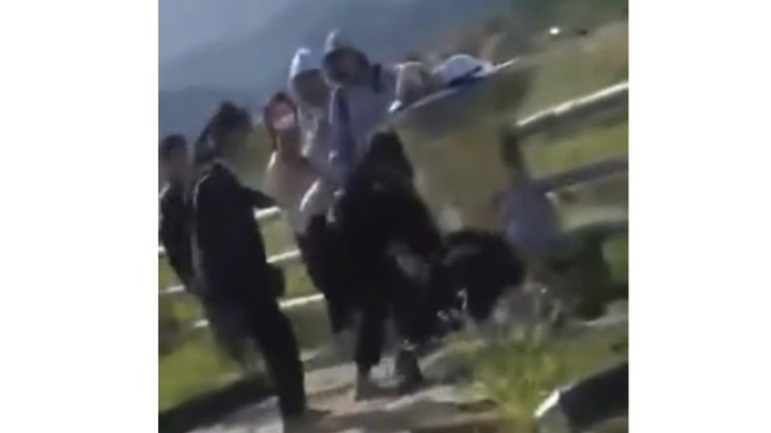 Mâu thuẫn trên Facebook, nữ sinh lớp 10 bị nhóm nữ sinh lớp 8 đánh hội đồng - Ảnh 1.