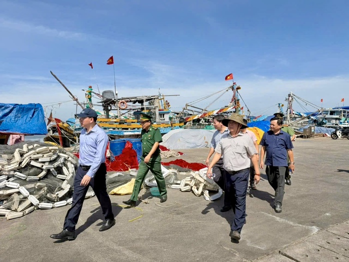 Phó Chủ tịch UBND TPHCM Hoàng Nguyên Dinh kiểm tra tại các cảng cá - Ảnh 1.