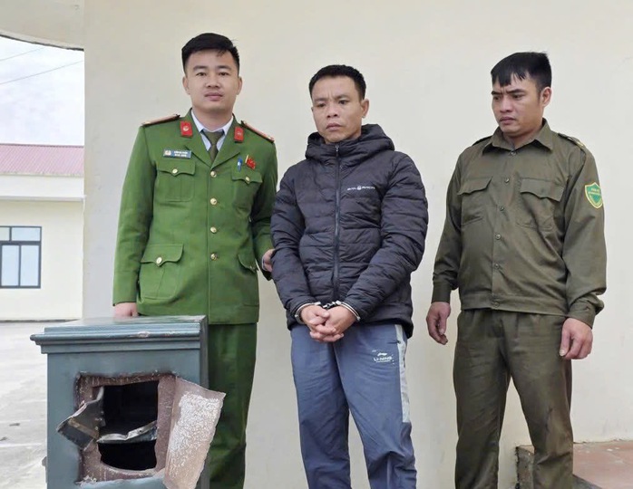 Lái taxi "ghé" nhà dân đục két sắt trộm tiền, vàng - Ảnh 1.