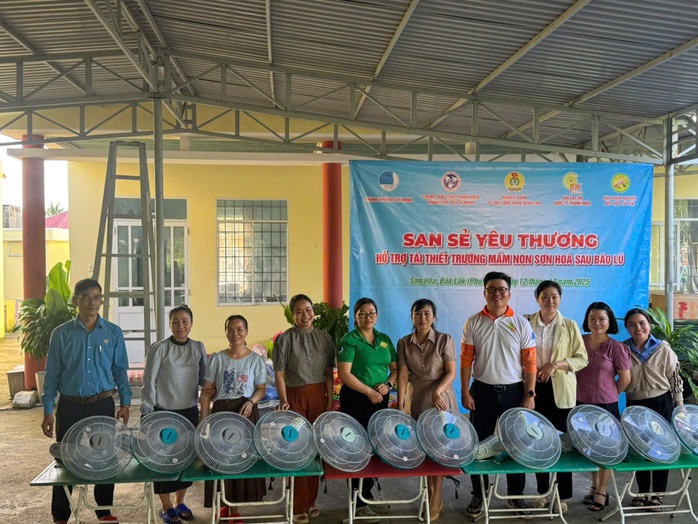 Tài xế xe ôm TPHCM góp tiền tặng quà học sinh vùng lũ - Ảnh 3.