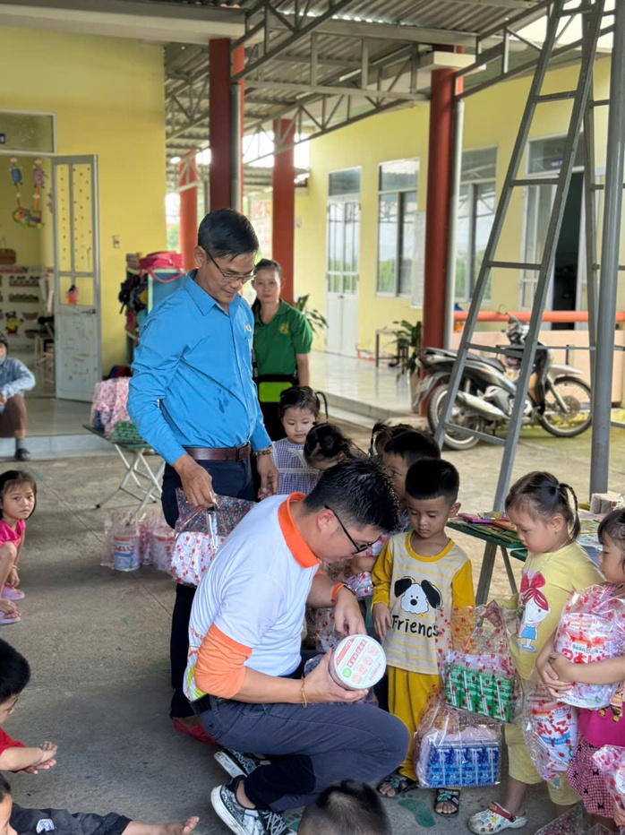 Tài xế xe ôm TPHCM góp tiền tặng quà học sinh vùng lũ - Ảnh 2.